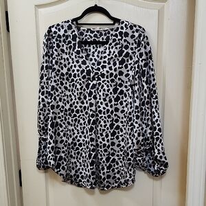 JODIFL ANIMAL PRINT V-NECK BLOUSE